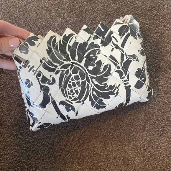 Nahui Ollin Wallet Bag Clutch NWOT Full Zip Black and White Design - Picture 5 of 7